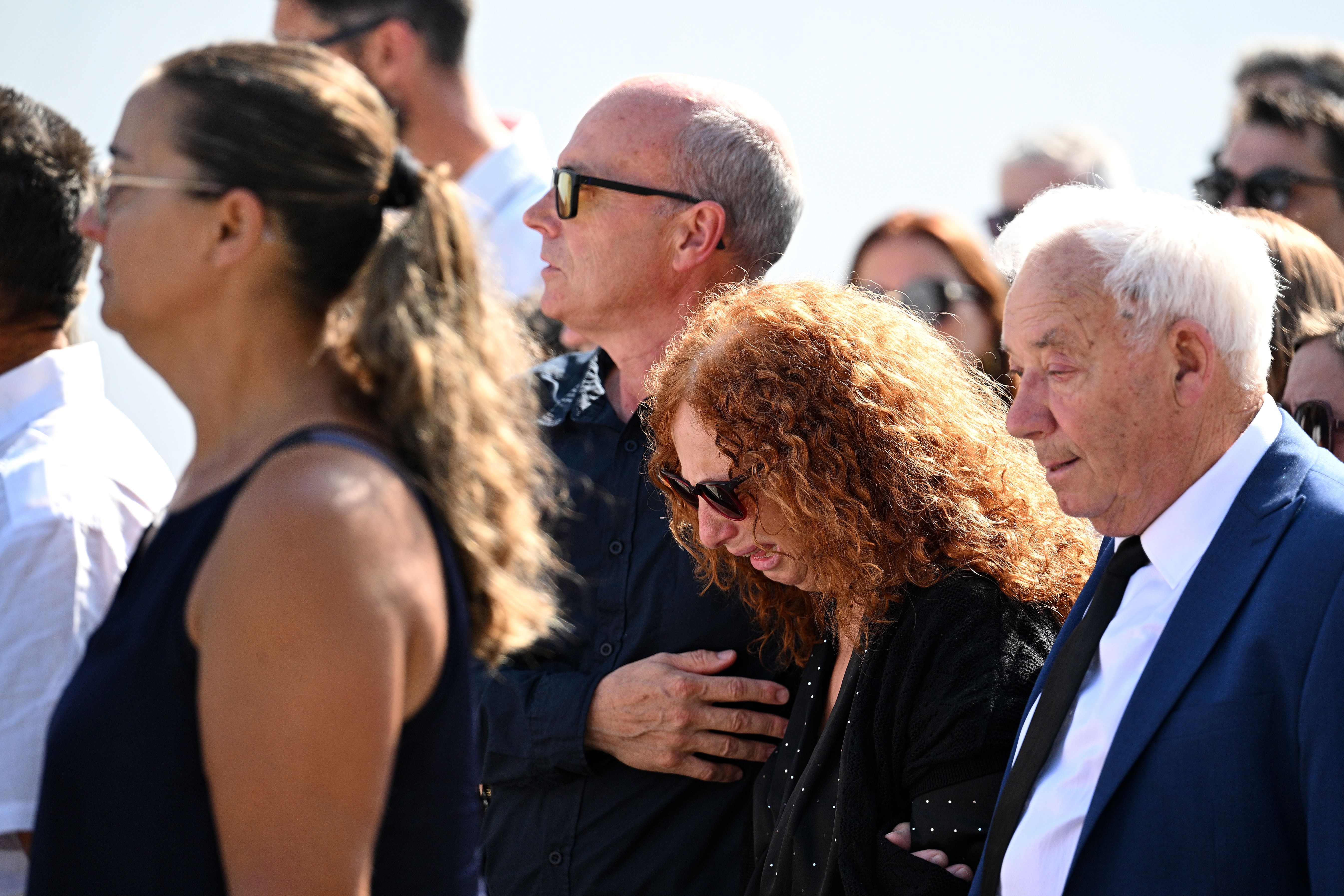 Los padres de Diogo Jota y André Silva en el funeral de sus hijos
