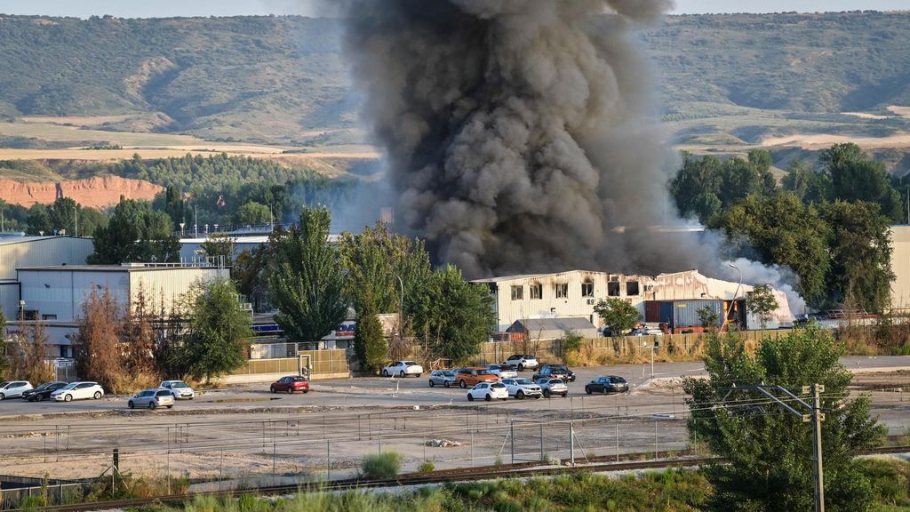 Activan los confinamientos en varios puntos de Guadalajara tras el incendio en una fábrica de Azuqueca