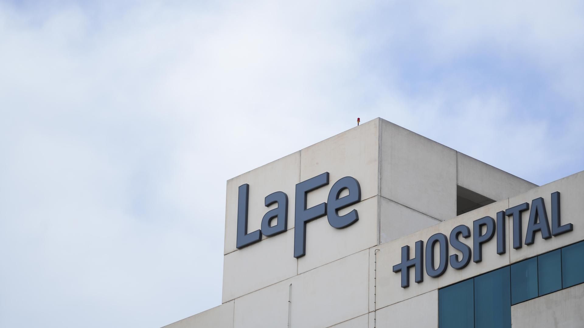 Imagen de archivo del Hospital La Fe de Valencia, centro al que se ha trasladado al hombre herido tras explotar una freidora de una churrería de Albacete