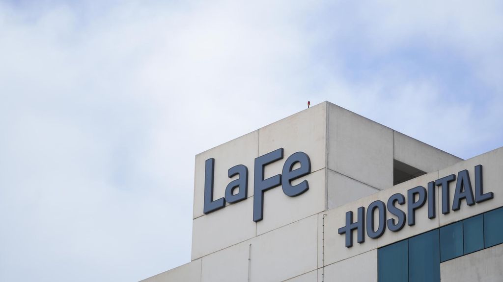 Imagen de archivo del Hospital La Fe de Valencia, centro al que se ha trasladado al hombre herido tras explotar una freidora de una churrería de Albacete