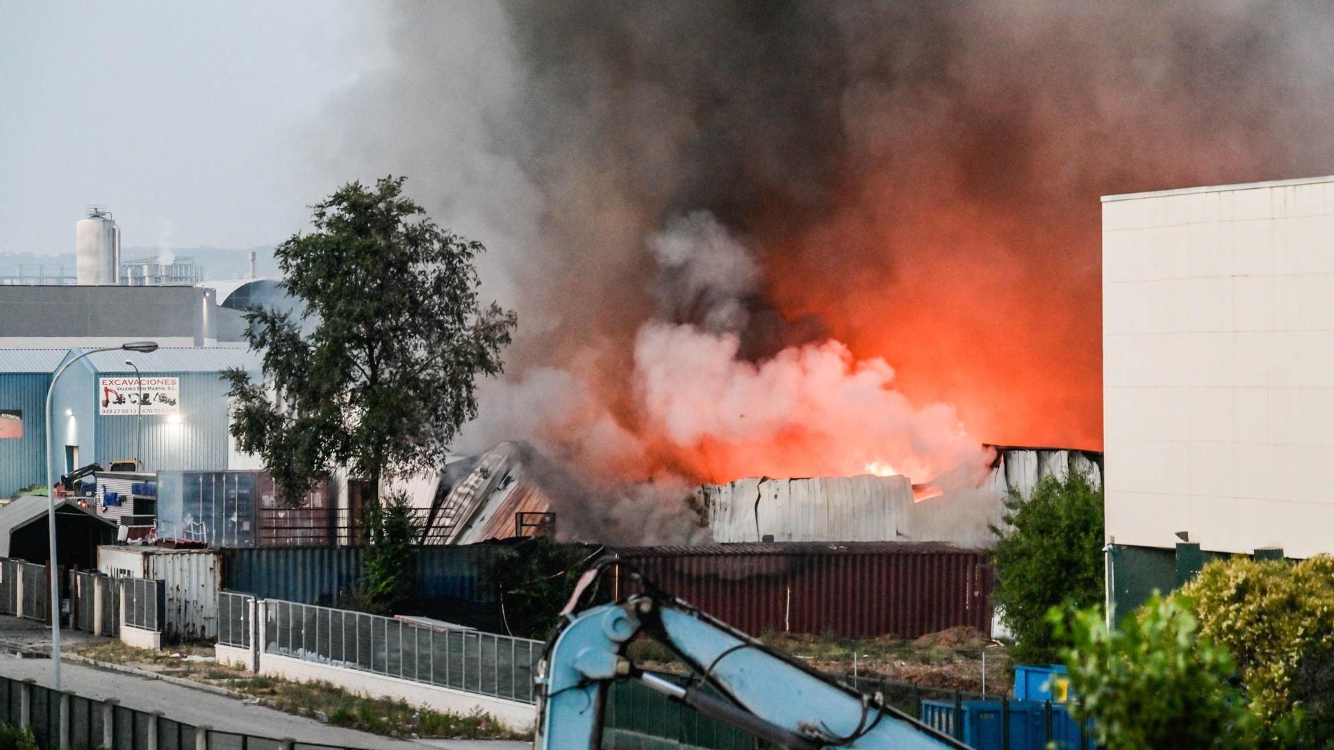 Incendio en una empresa de baterías de litio y de pilas en Azuqueca de Henares, Guadalajara