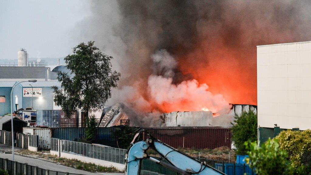Recomiendan volver a confinarse en varios puntos de Guadalajara por el incendio de Azuqueca tras cambios meteorológicos