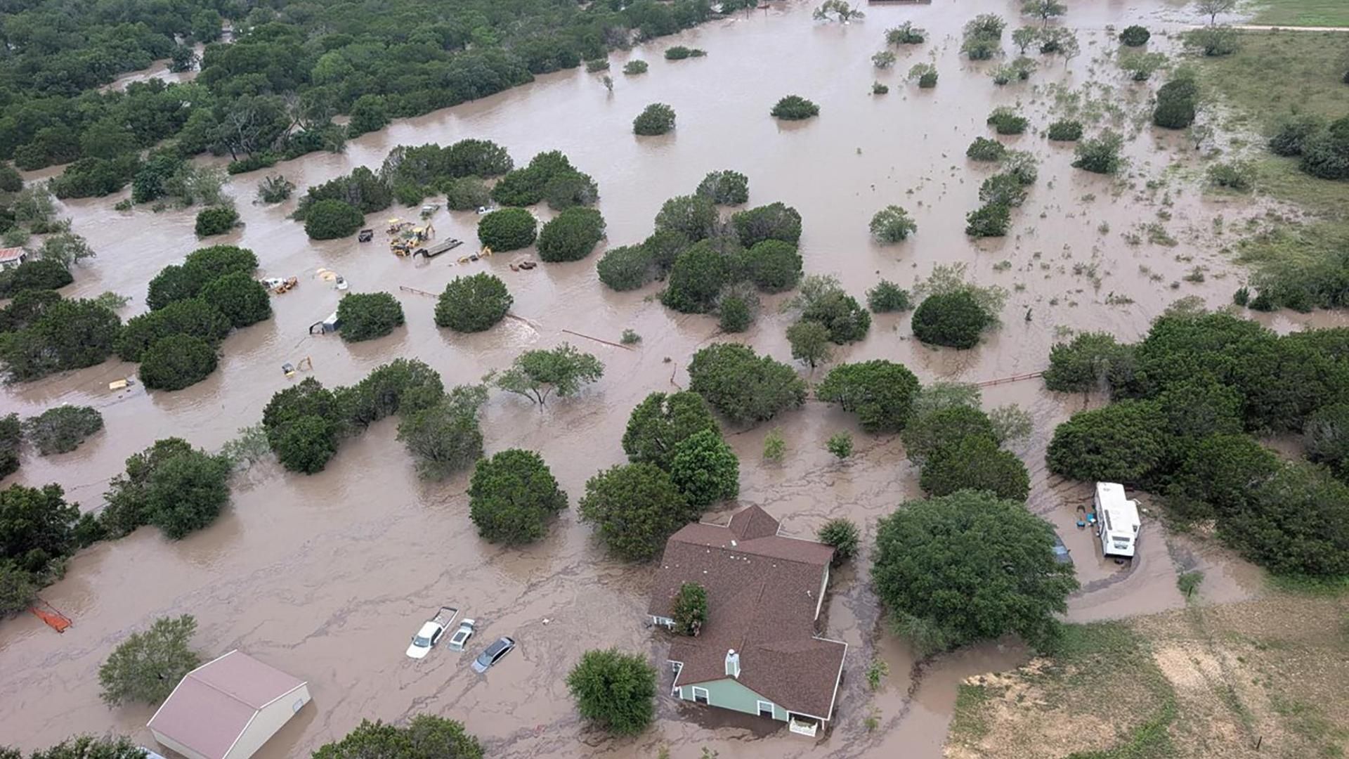 Inundaciones en Texas, zona en la que buscan a una veintena de niñas desaparecidas en un campamento infantil