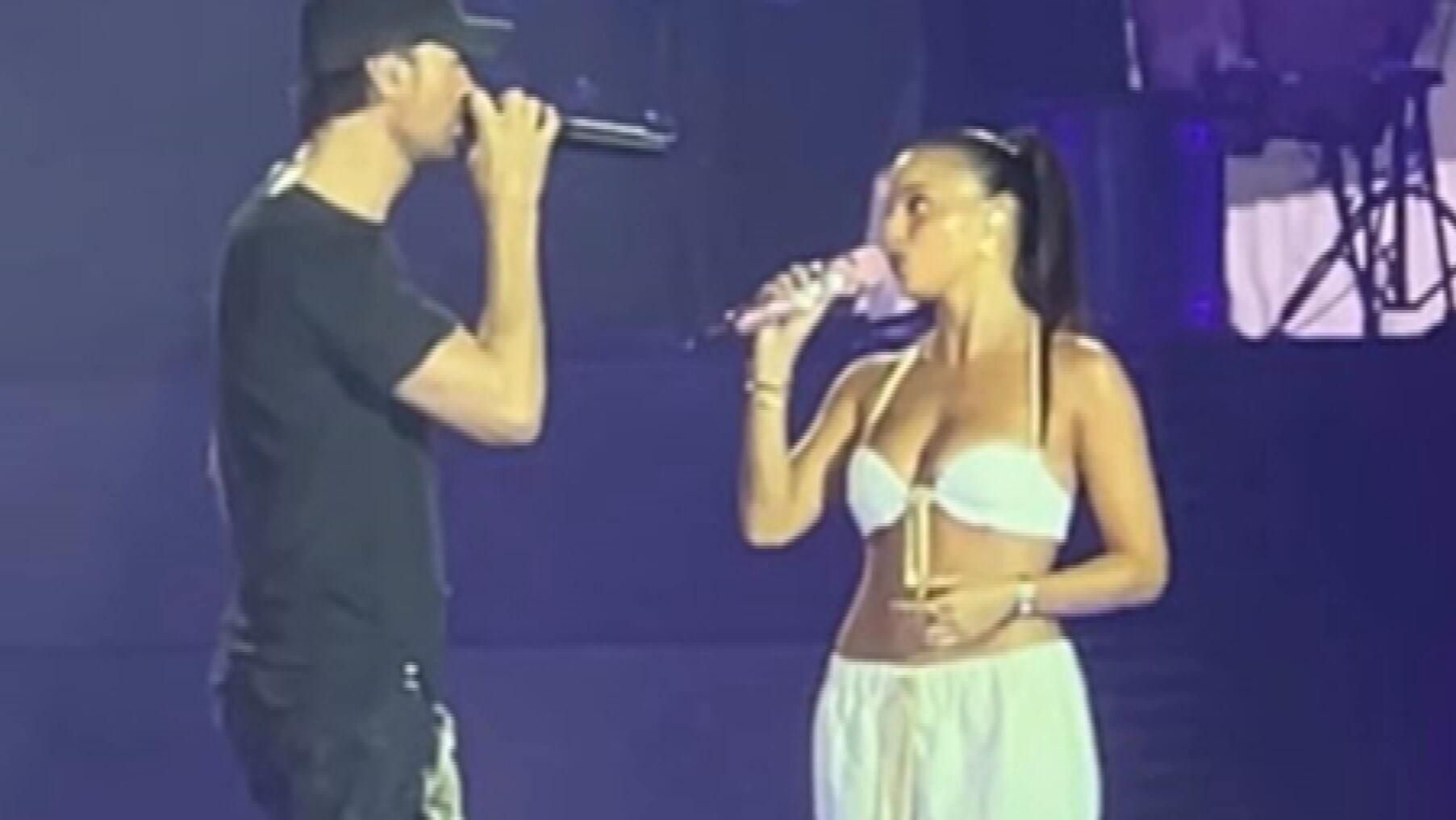 La complicidad de Enrique Iglesias con Emilia Mernes en el escenario del Granca Live Fest La complicidad de Enrique Iglesias con Emilia Mernes en el escenario del Granca Live Fest