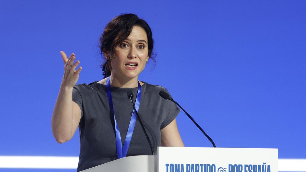 Isabel Díaz Ayuso promete a Feijóo el apoyo de todo el PP: "Tuyo es el partido, vamos a estar en todo momento a tu lado"