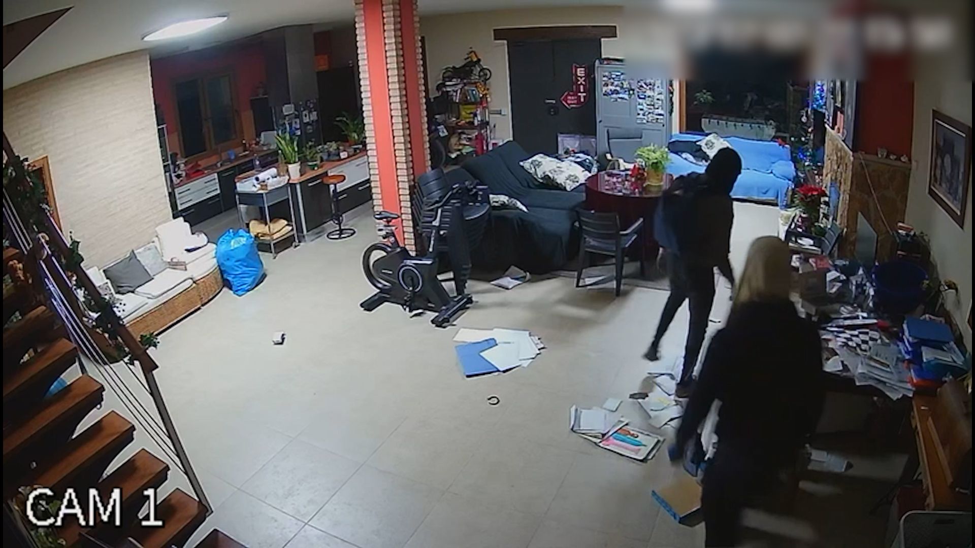 Ladrones en el interior de una casa