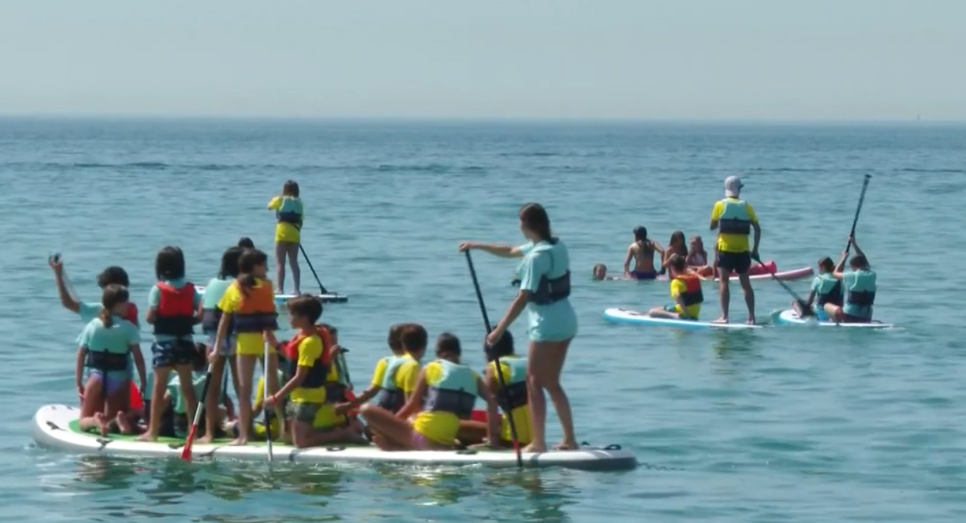 Niños practicando deportes náuticos en la costa catalana
