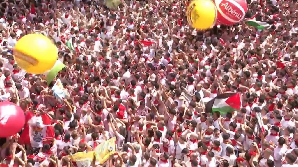 Sanfermines 2025: chupinazo multitudinario y mensajes de apoyo a Palestina