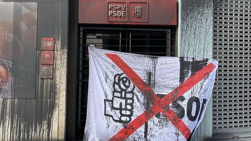 Vandalizan la sede del PSOE en Valencia con pintura negra y un logo tachado: "La oleada ultra no cesa"