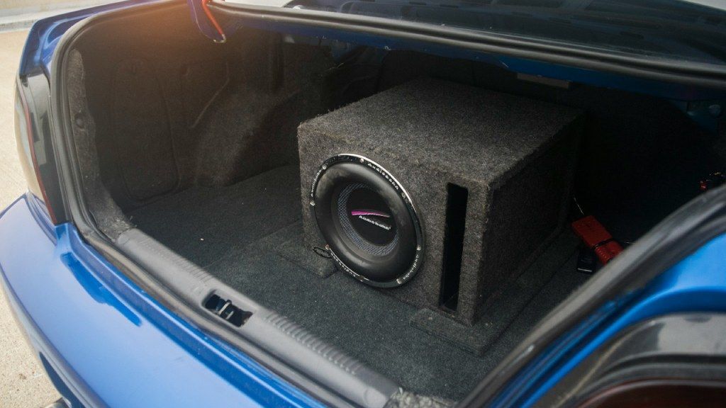 Subwoofer en el maletero para escuchar música a muy alto volumen