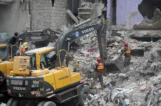 Tragedia en Pakistán: 27 muertos por el derrumbe de un edificio residencial en la ciudad de Karachi