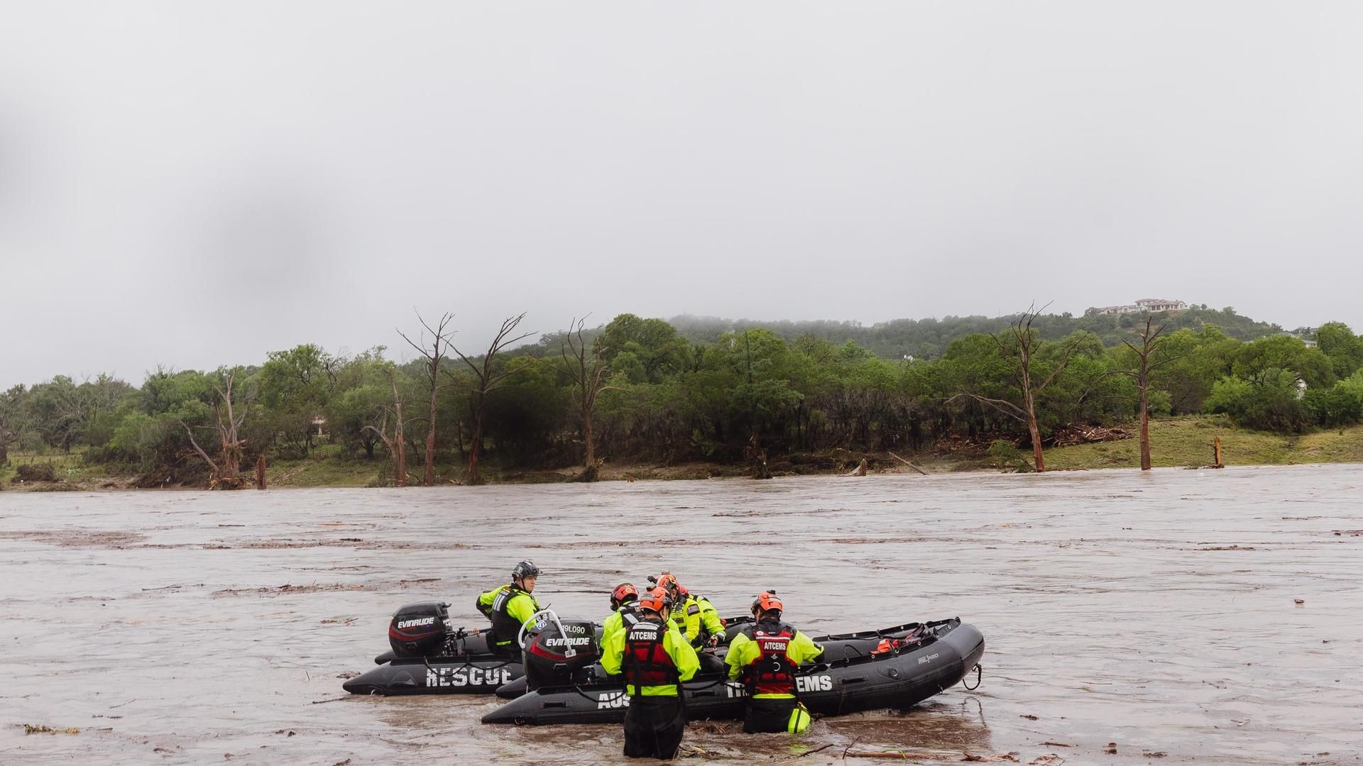 Una madre se reencuentra con sus hijas del campamento de Texas y lamenta la falta de medidas pese a las alertas Una madre se reencuentra con sus hijas del campamento de Texas y lamenta la falta de medidas pese a las alertas
