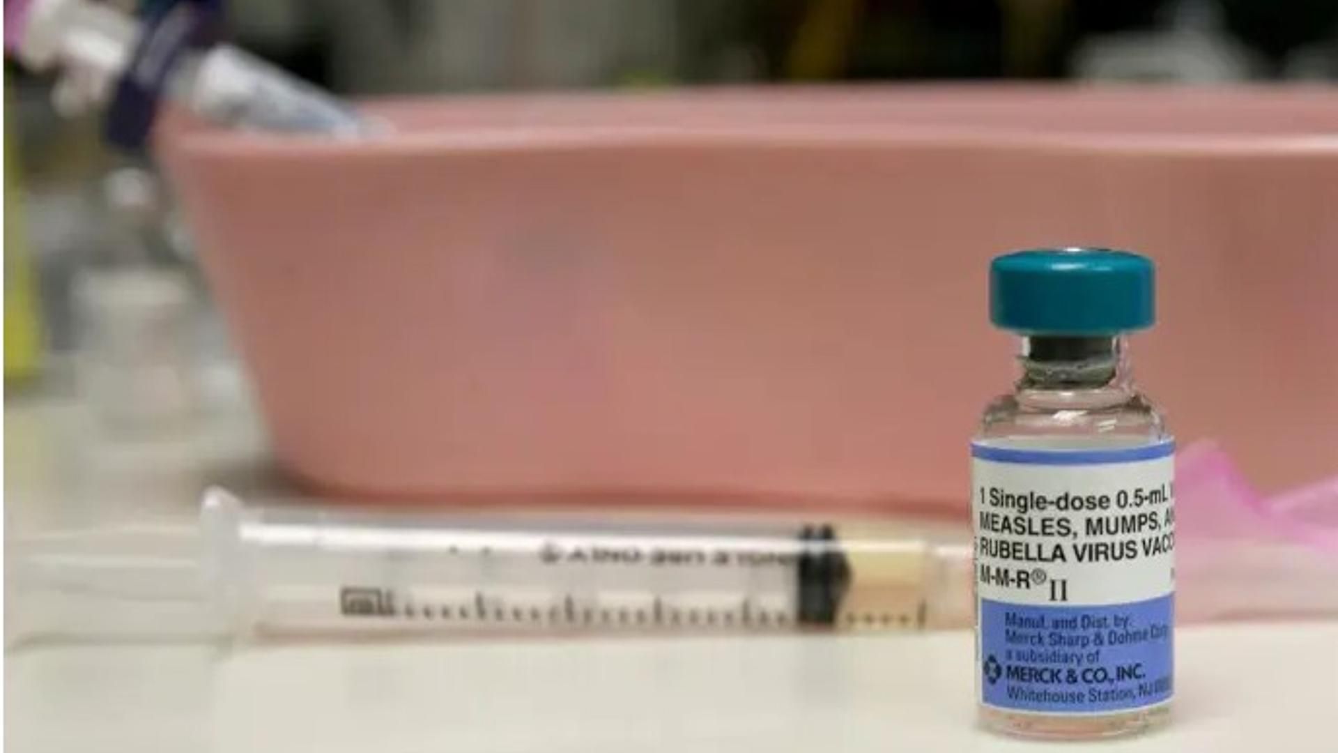 Una vacuna del virus del sarampion, lista para ser administrada