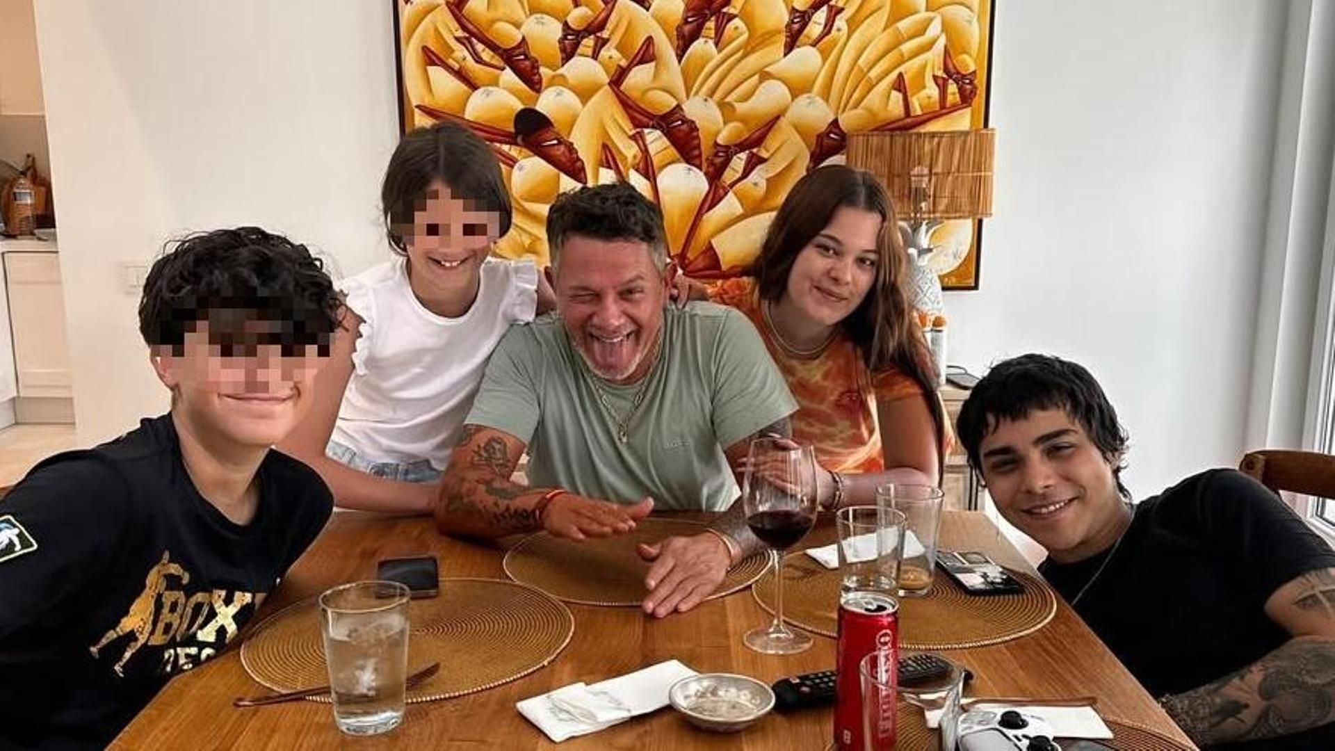 Alejandro Sanz con sus hijos
