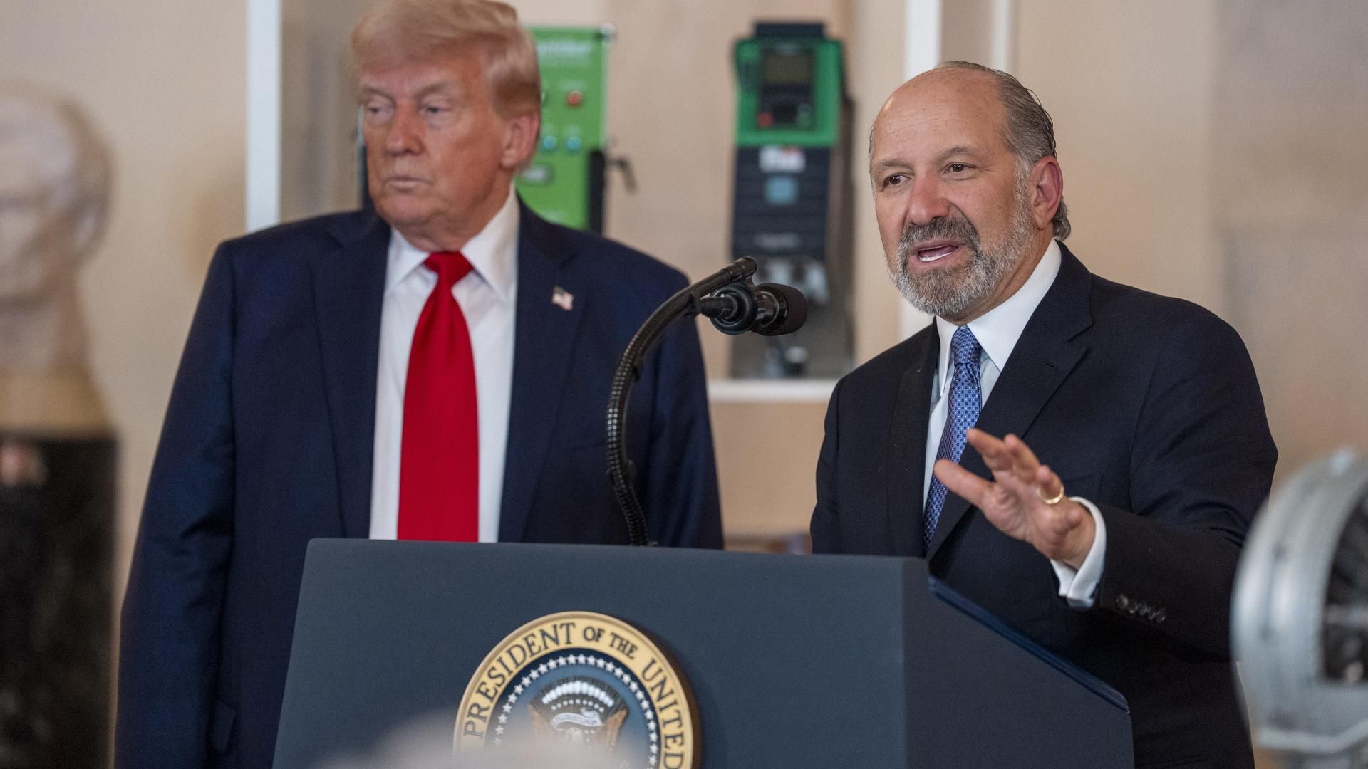 Archivo - De izquierda a derecha: el presidente de EEUU,  Donald Trump, y el secretario de Comercio, Howard Lutnick