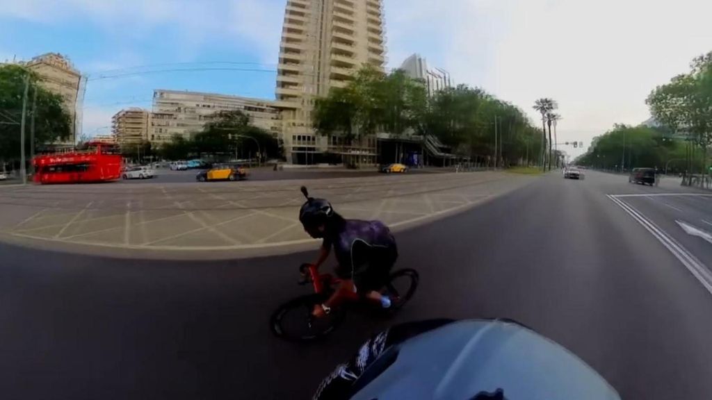 Así son las carreras ilegales de ciclistas en Barcelona: a toda velocidad, saltándose semáforos y pasando muy cerca de coches y peatones