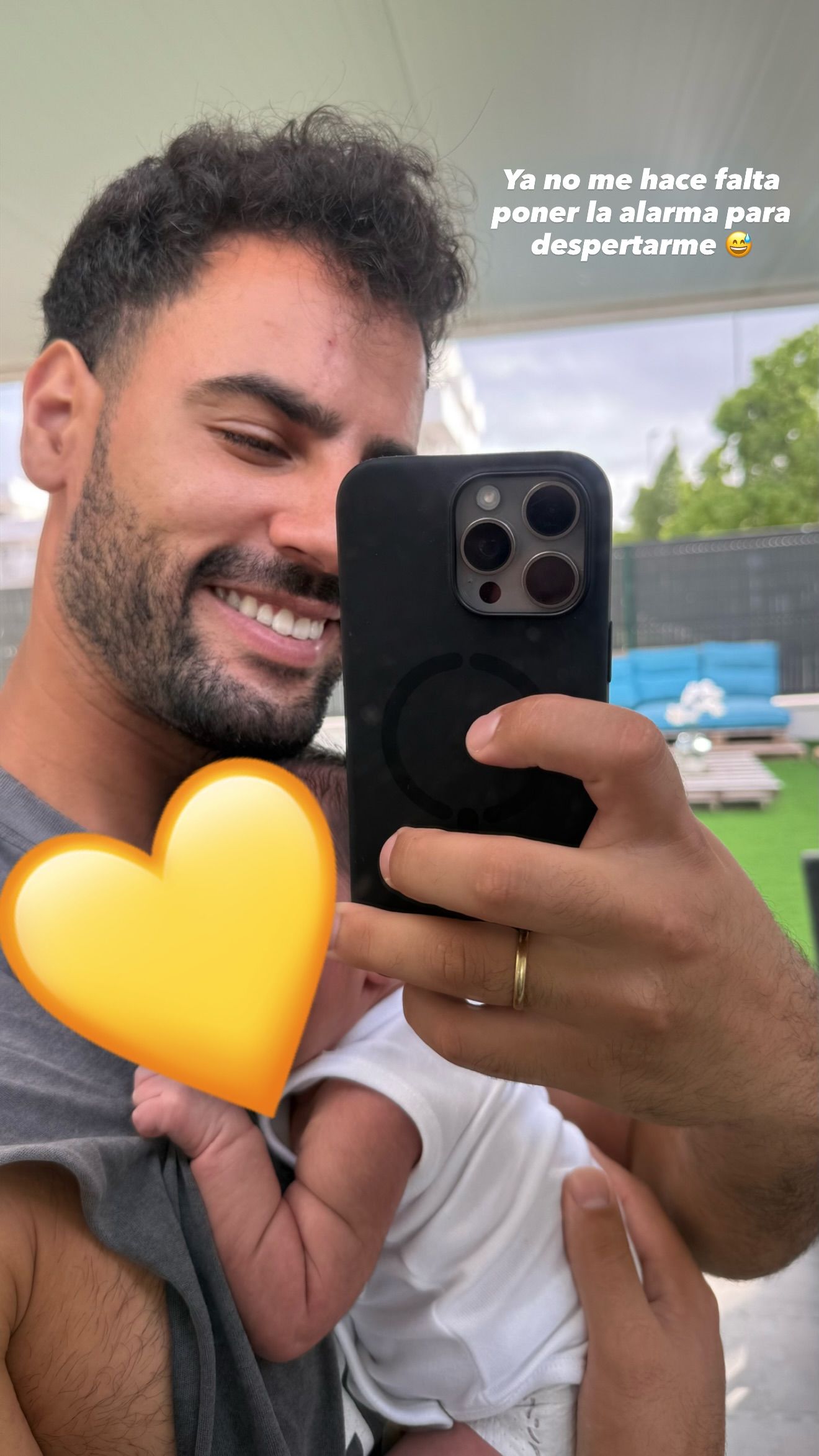 Asraf Beno no necesita despertador, tiene a su hijo recién nacido