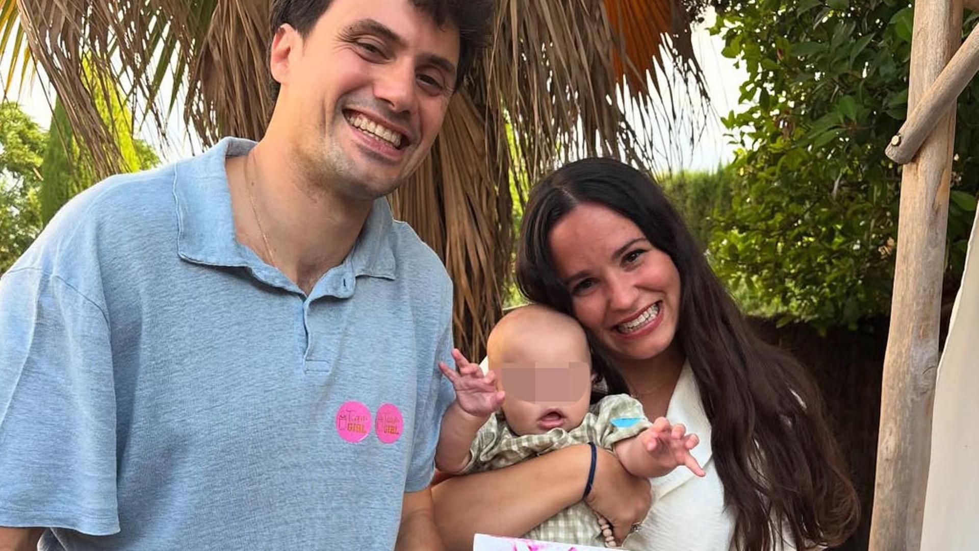 Carolina Monje y Álex Lopera, junto a su hijo Íñigo