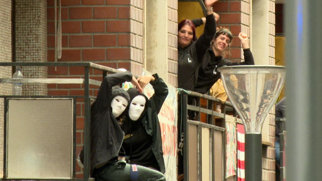 Dos personas se han encadenado al balcón para protestar por el desahucio de Tamara y sus hijos
