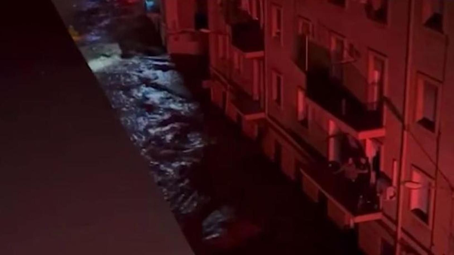 El agua inunda la casa de Pilar y José