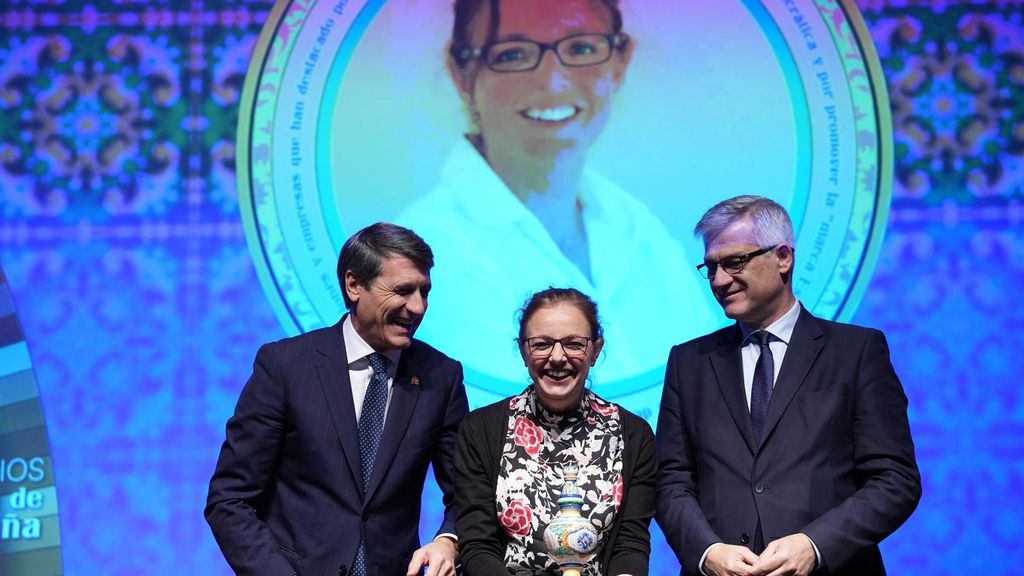 El delegado del Gobierno en Andalucía, Pedro Fernández, entrega a Lucrecia Hevia, uno de los Premios Plaza de España
