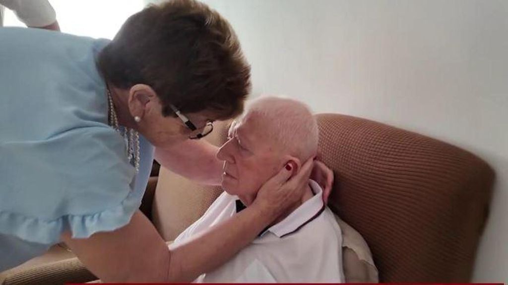 El emotivo regreso de José y Pilar a su casa de toda la vida en Paiporta 242 días después de la DANA