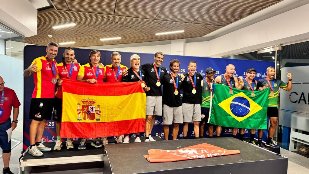 El equipo coruñés en el podio