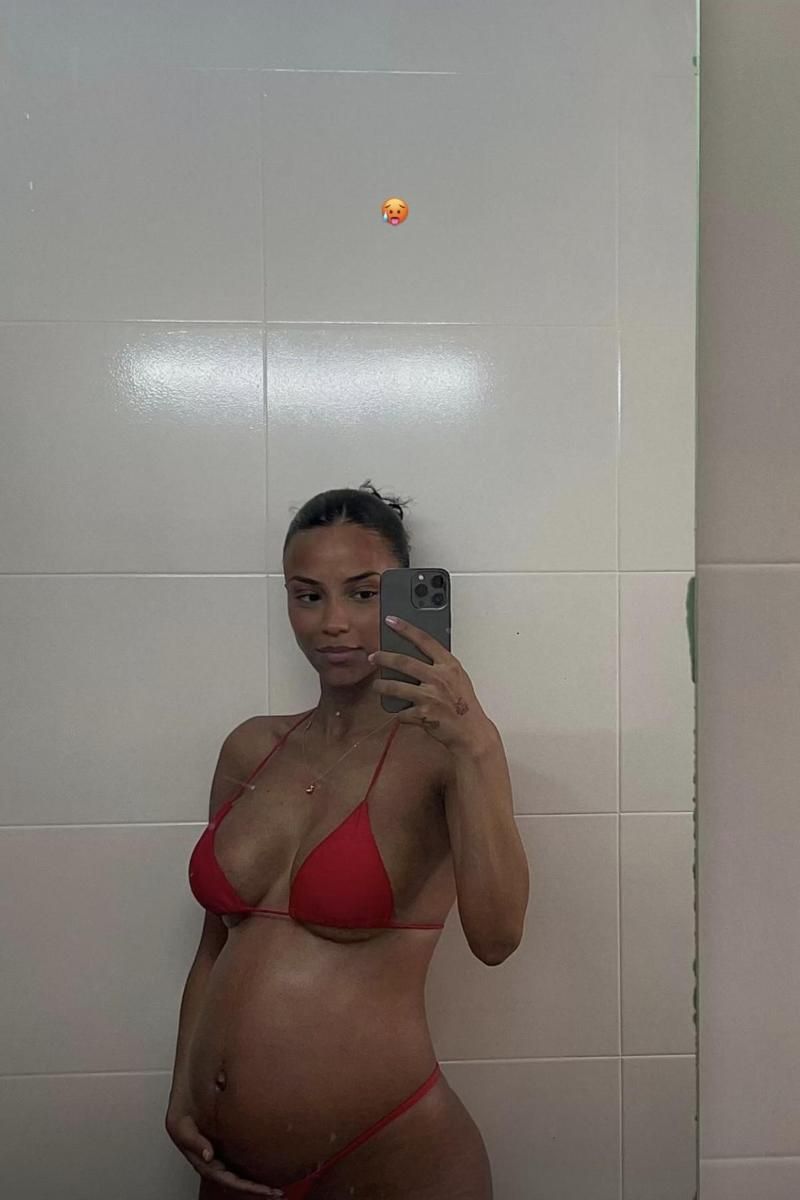 Jeimy Báez presume de su embarazo en bikini