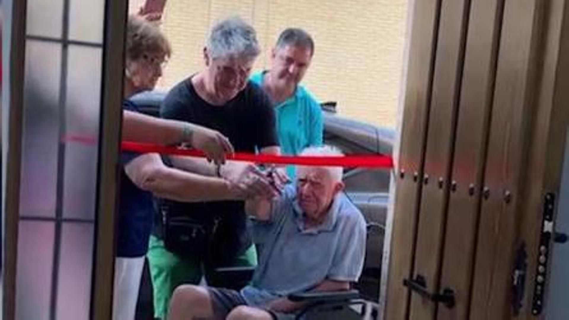 José corta la cinta de reinauguración de su casa