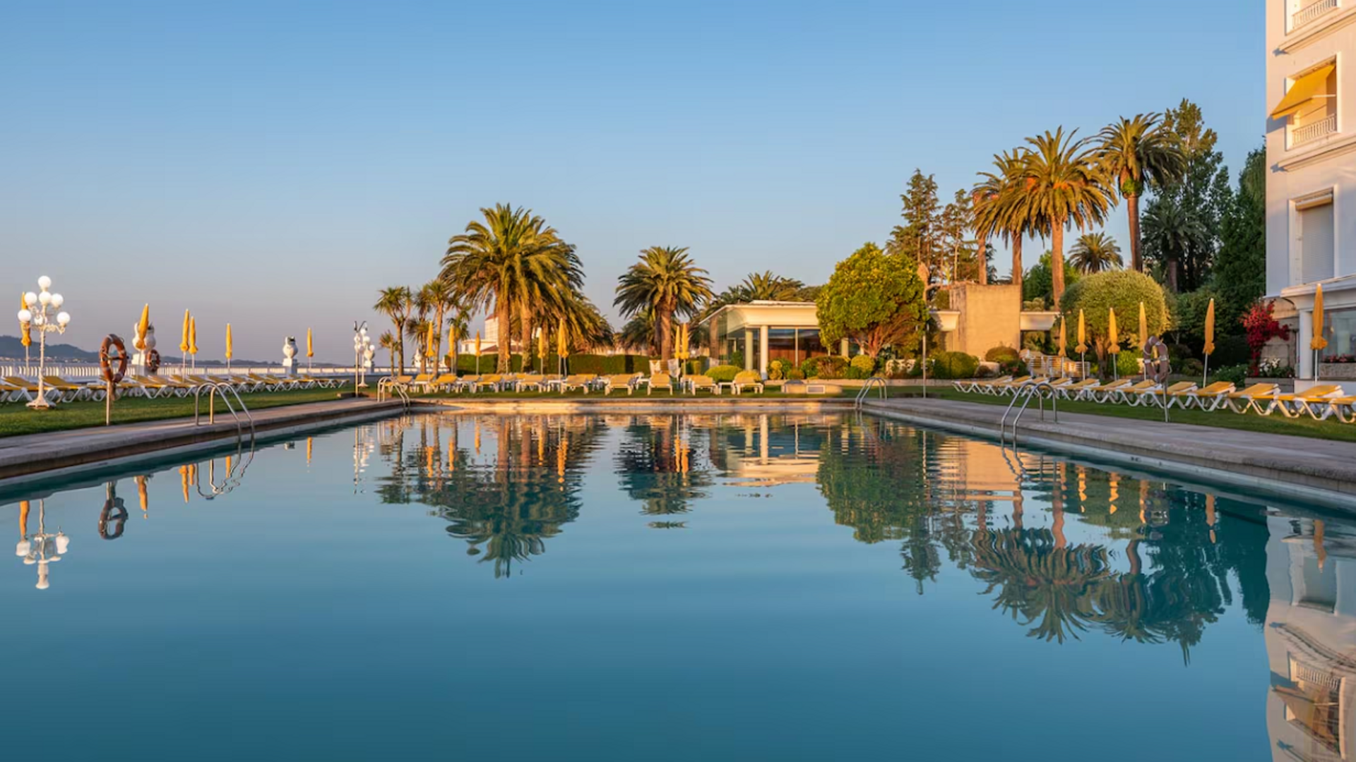 La piscina climatizada del hotel