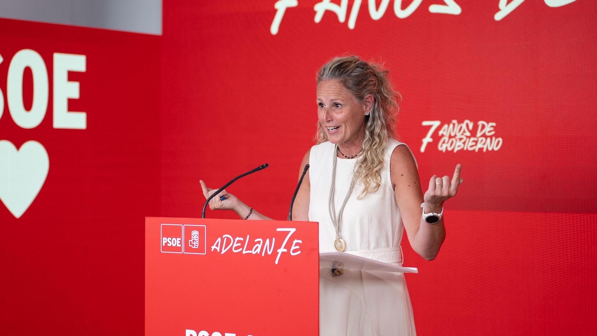 La portavoz del PSOE, Montse Mínguez, durante una rueda de prensa posterior a la reunión de la CEF-PSOE en la sede de Ferraz