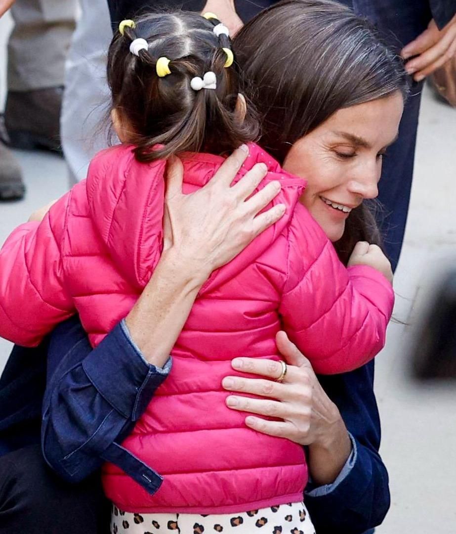 La reina Letizia se funde en un abrazo con una niña