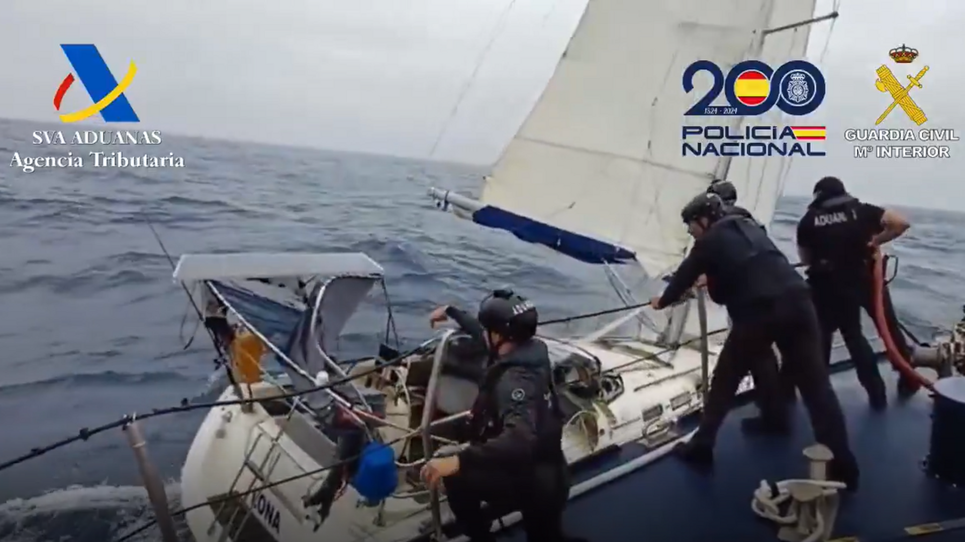 Narcos incendian un velero cargado con cocaína en Tenerife al ser interceptados por las Aduanas