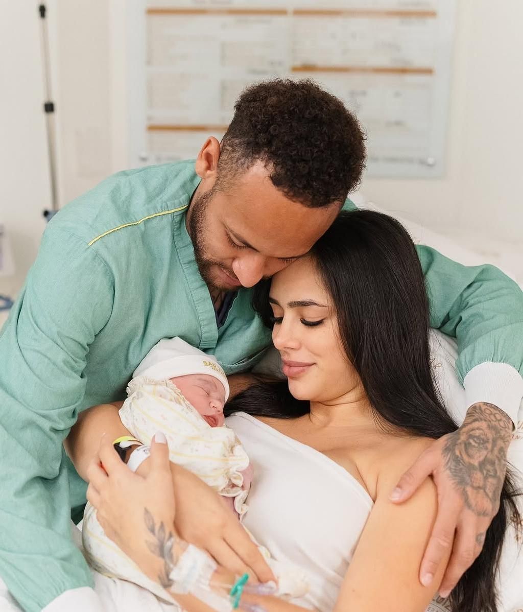 Neymar y Bruna Biancardi con su hija