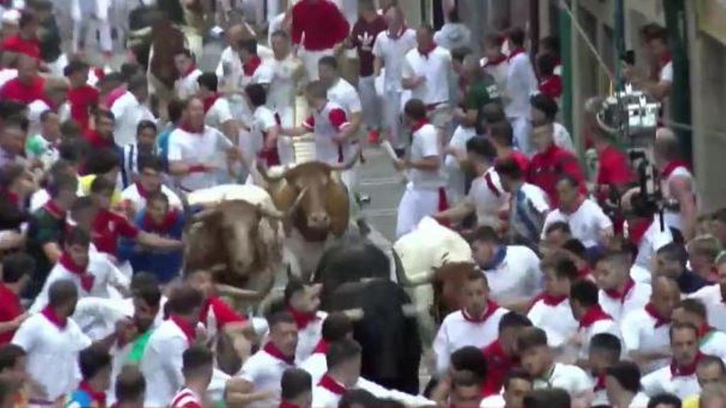 Pamplona vive un primer encierro de los Sanfermines muy veloz, multitudinario y algo accidentado