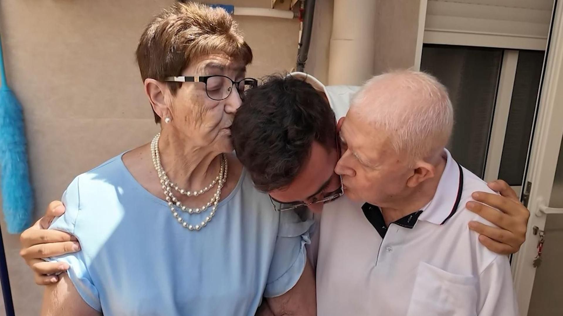 Pilar y José junto a su nieto
