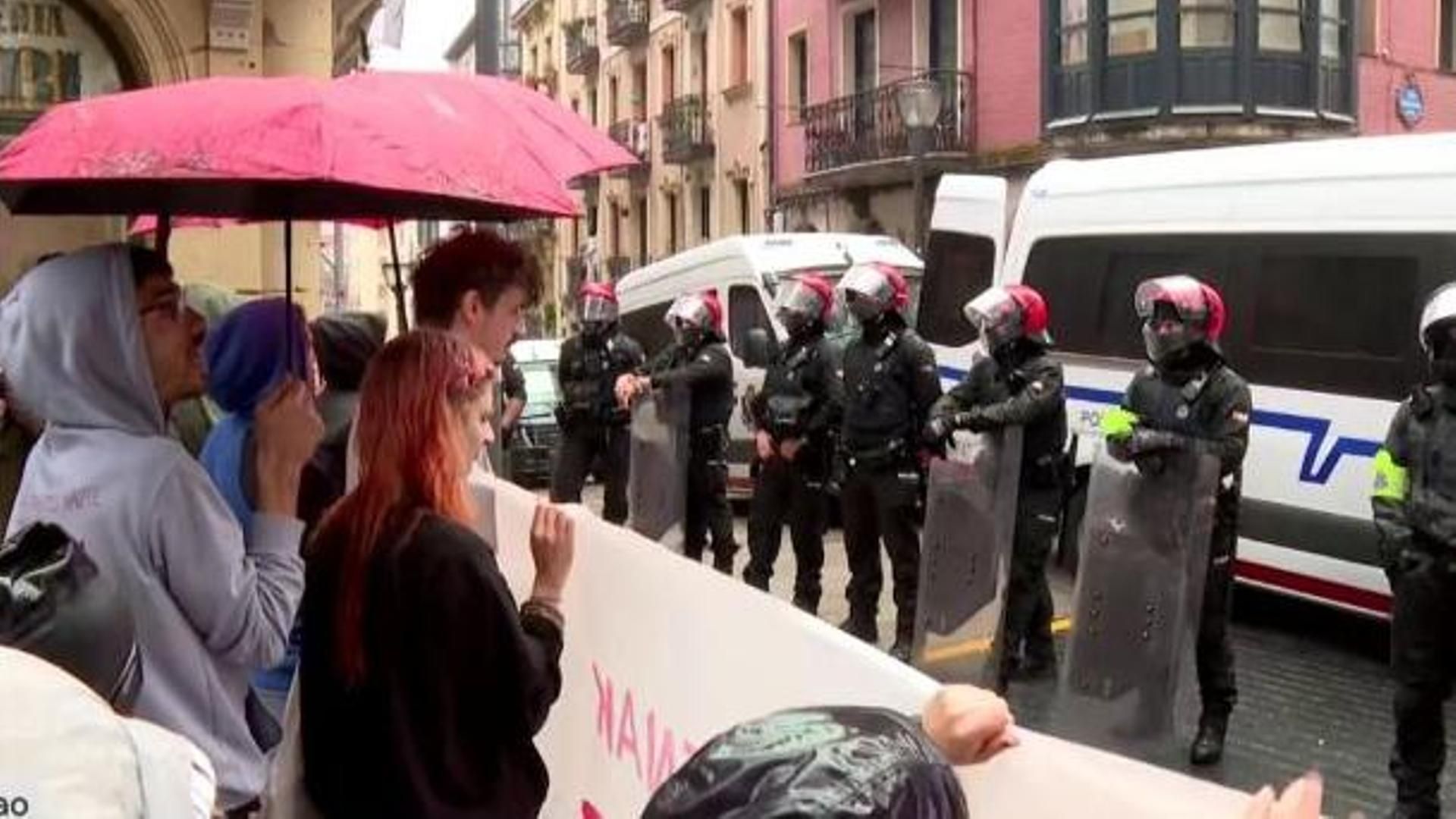 Presión vecinal en Bilbao por el desahucio de una mujer embarazada y sus dos hijos