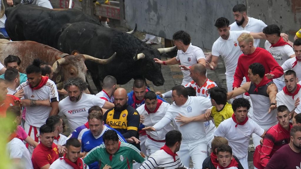 El primer encierro de San Fermín, con unos Fuente Ymbro rápidos y disgregados que dejan varios heridos