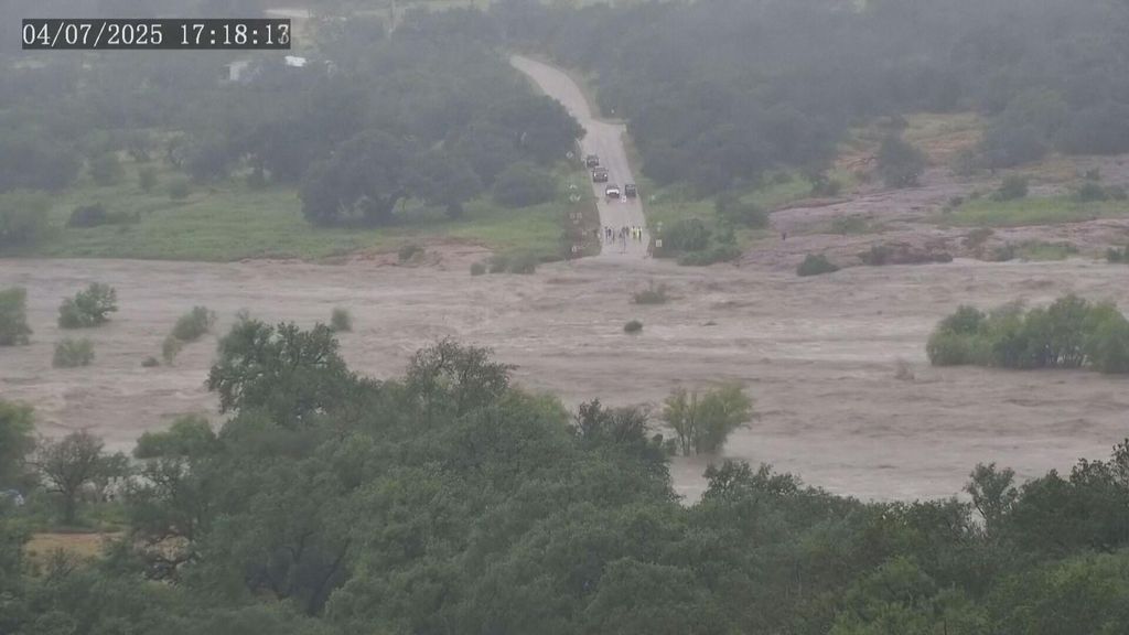 El momento exacto en el que el agua del río Guadalupe cubrió todo en Texas: ya hay 80 muertos