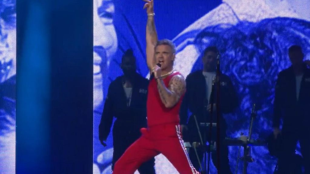 Robbie Williams se reivindica como el "rey del entretenimiento" ante más de 30.000 personas en Barcelona