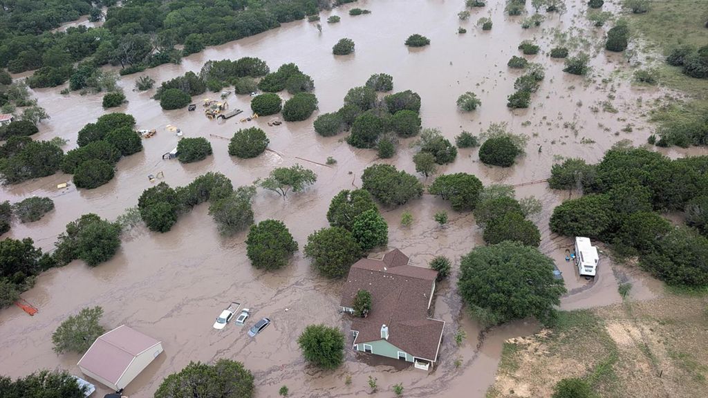 Sigue la búsqueda de desaparecidos en Texas tras las inundaciones: “Vi a un niño pequeño flotar río abajo"