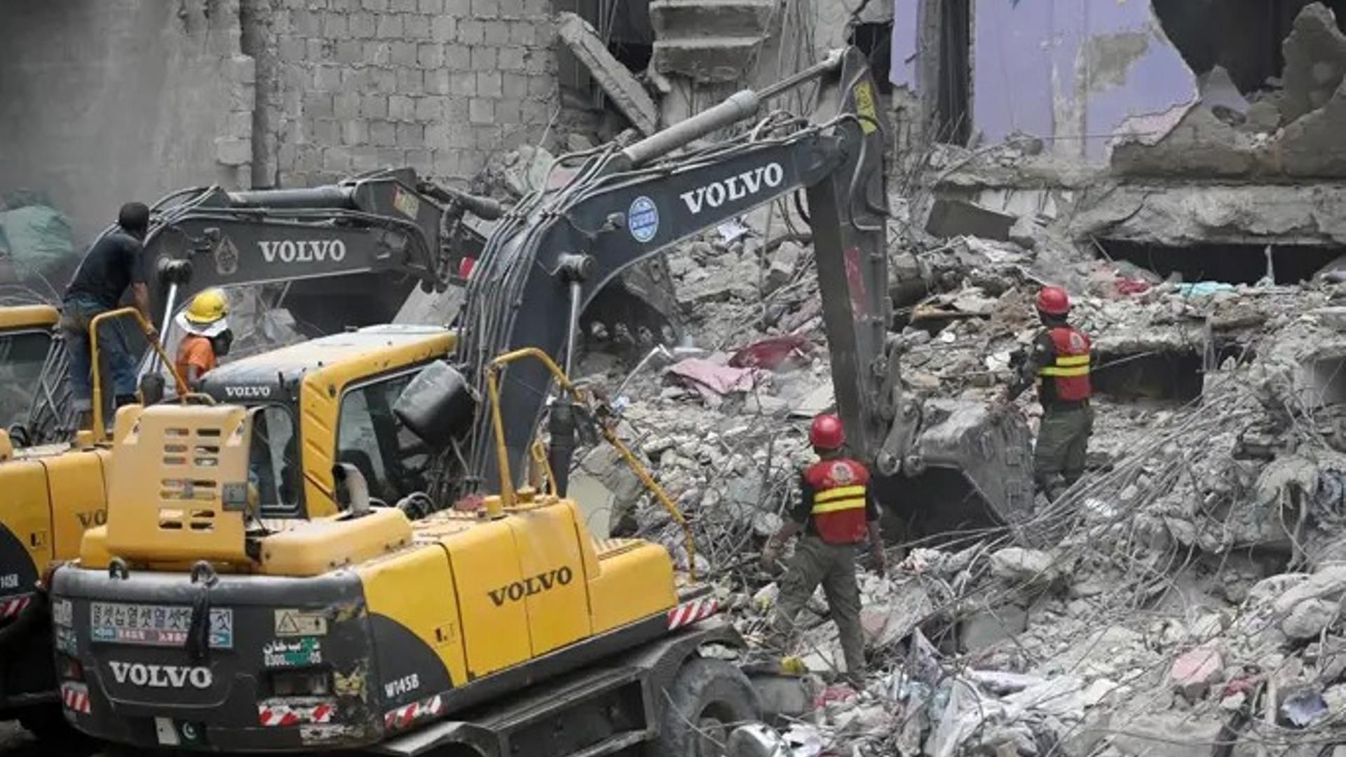 Tragedia en Pakistán: 27 muertos por el derrumbe de un edificio residencial en la ciudad de Karachi