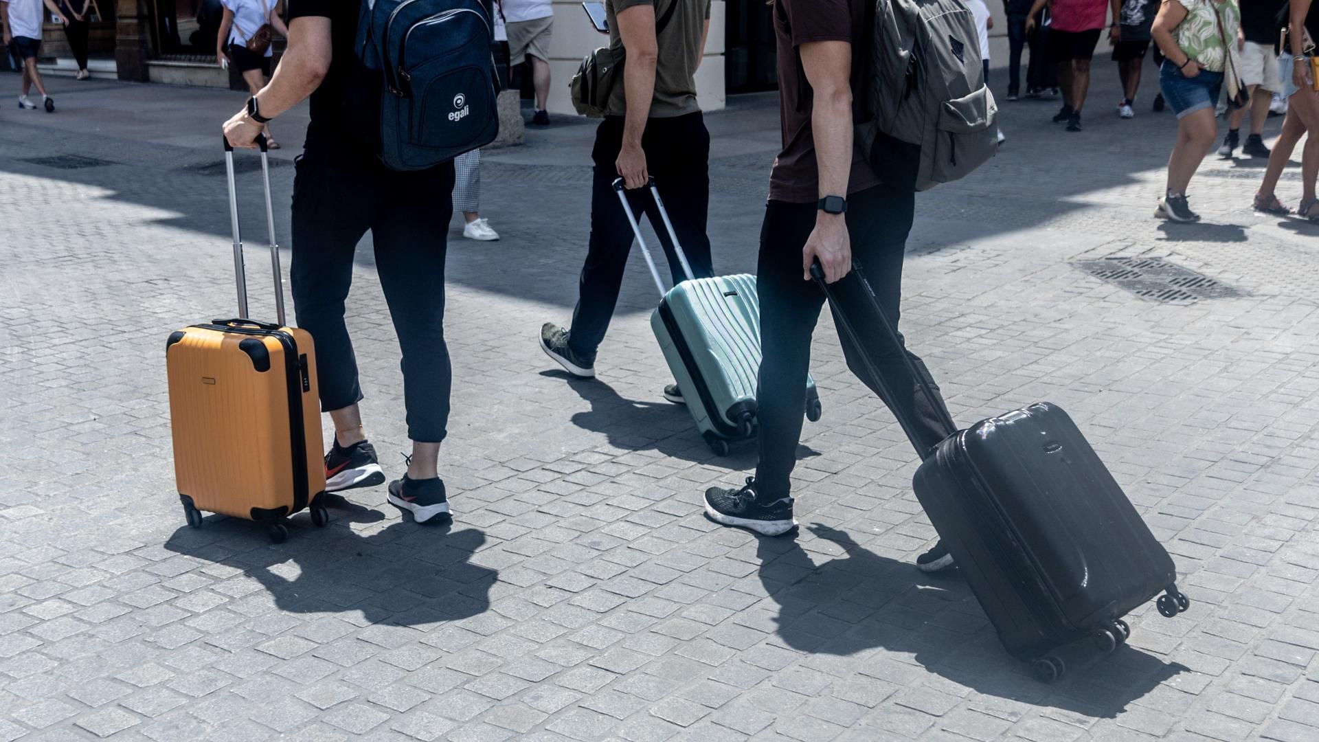 Turistas con maletas en una imagen de archivo