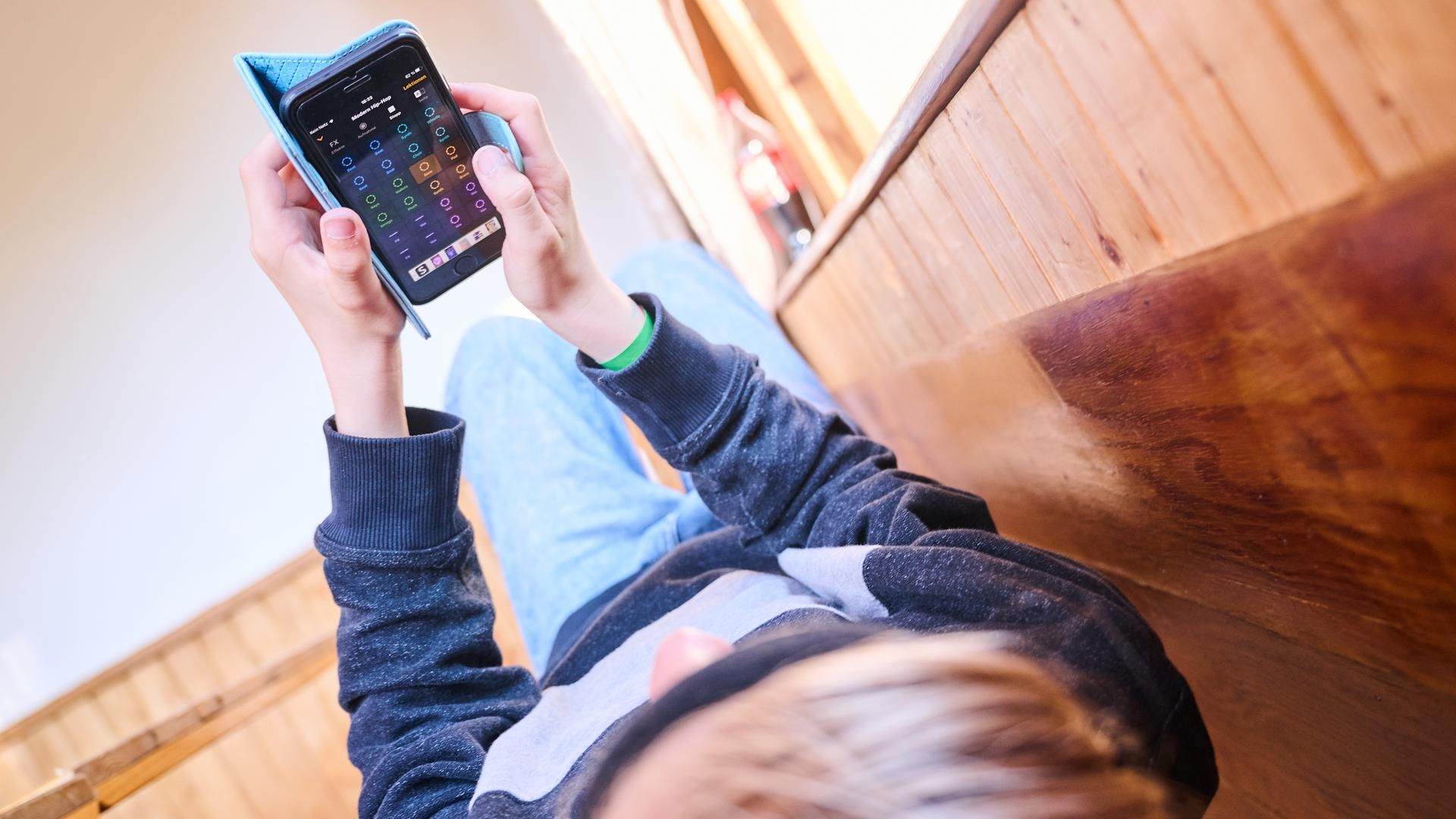 Un menor con un móvil.