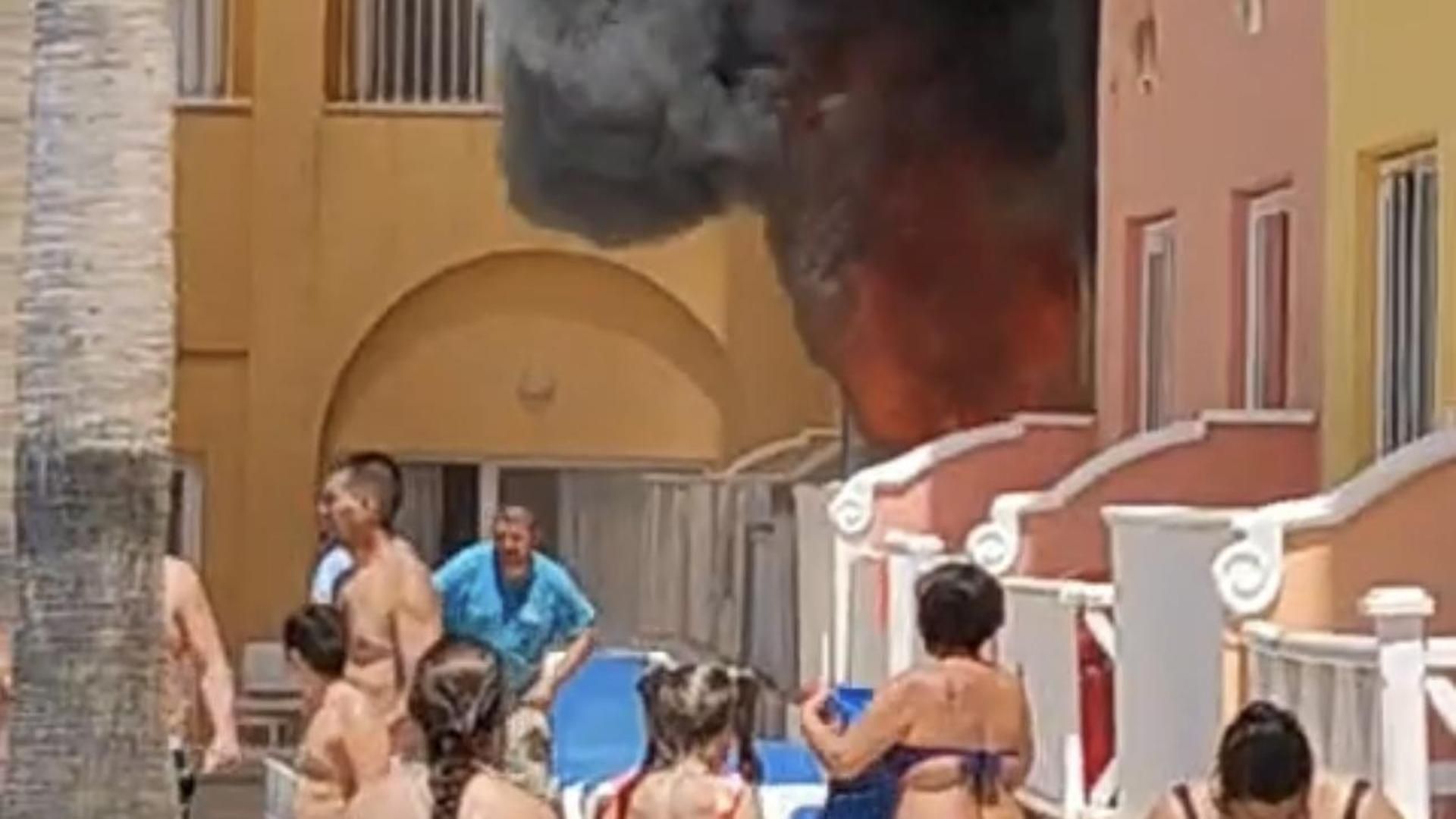 Una joven y dos bebés resultan intoxicados por humo en el incendio de una vivienda en Roquetas de Mar
