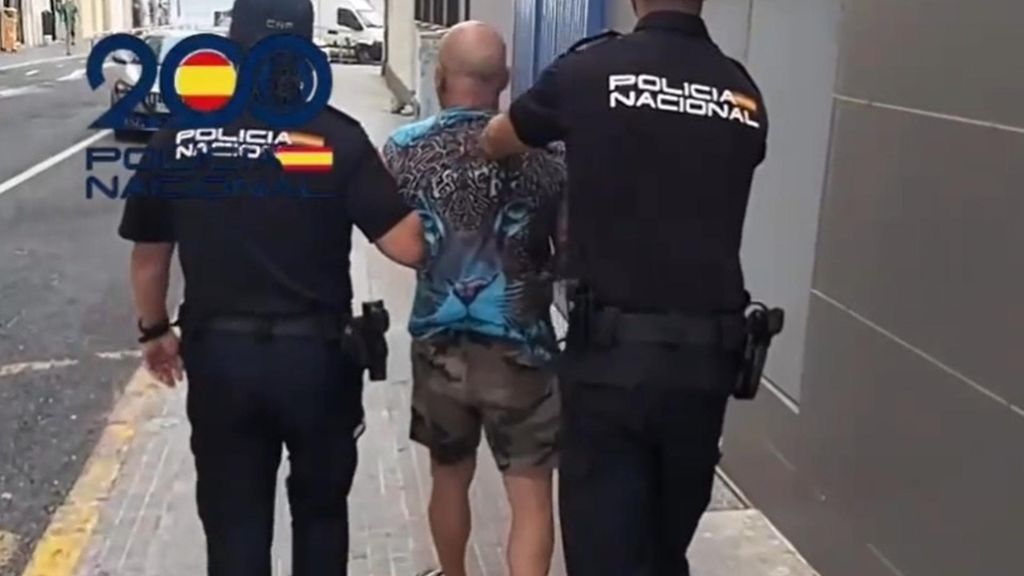 Agentes de la Policía Nacional con uno de los detenidos este martes por los altercados en la huelga del metal
