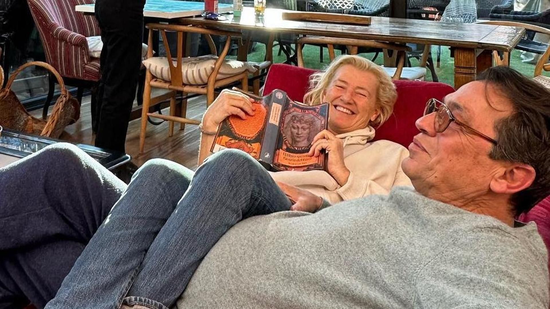 Ana Duato, con su marido y su hija en su casa Ana Duato, con su marido y su hija en su casa