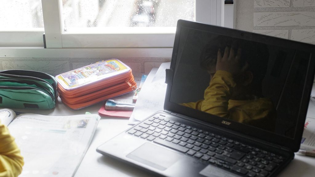 Archivo - Reflejo en un ordenador portátil de un niño estudiando