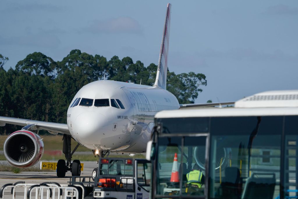 Autoridades barajan el suicidio detrás de muerte de hombre succionado por avión en Italia