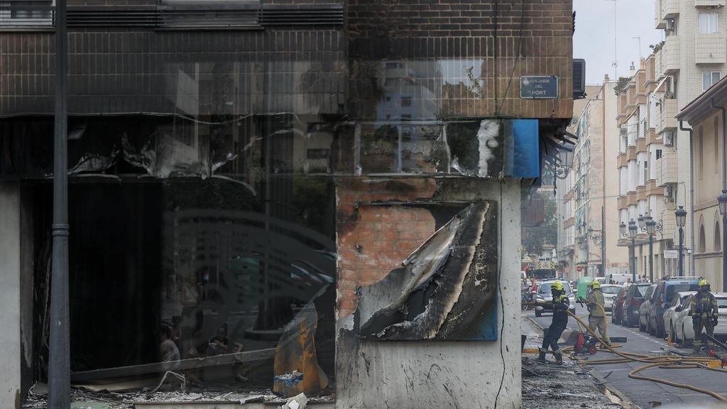 Cinco atendidos por el incendio en un local situado en un bajo de un edificio de València (Actualiza la VL2125 con más información)